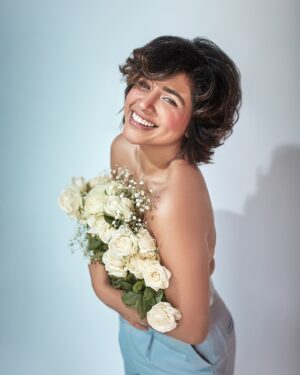 Sanskruti Balgude Instagram - …..petals of serenity….☁️🍃🤍✨

@shubham.panse.photography 
@sheetalpalsande 
@stylist.chaitalikulkarni 

#sanskrutibalgude #white #roses #serenity