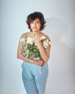 Sanskruti Balgude Instagram - …..petals of serenity….☁️🍃🤍✨

@shubham.panse.photography 
@sheetalpalsande 
@stylist.chaitalikulkarni 

#sanskrutibalgude #white #roses #serenity