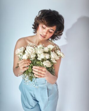 Sanskruti Balgude Instagram - …..petals of serenity….☁️🍃🤍✨

@shubham.panse.photography 
@sheetalpalsande 
@stylist.chaitalikulkarni 

#sanskrutibalgude #white #roses #serenity