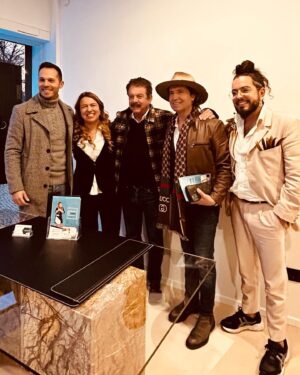 Santiago Lagoá Instagram - Olá amigos ❤️ que dia especial hoje em Guimarães!!!
Desta vez de uma pessoa muito especial🌟🙏🏼
A @oficial.claudiamartins & família estão de parabéns pelo saber receber , bom gosto e por serem donos de um coração enorme 🌟
Casa cheia de amigos como merecem ❤️ e que bom estar nesta inauguração !
A sorte de os ter como amigos e a sorte de quem quer comprar ou vender casa e os escolhe a eles aqui no centro da cidade berço!!!
Muito sucesso @imofamilyoficial !!!🙌🏼🙌🏼🙌🏼