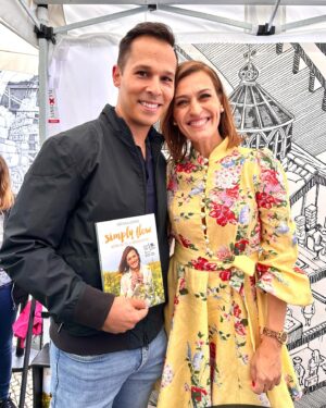 Santiago Lagoá Instagram - O Simply Flow é agora, também um livro.
Nada melhor que abraçar uma amiga e partilhar da sua felicidade.
Um projecto tão valioso que é obrigatório continuar a crescer. Um projeto que ajuda muita gente com o toque único e carinhoso da @fatimalopesoficial
.
#simplyflow