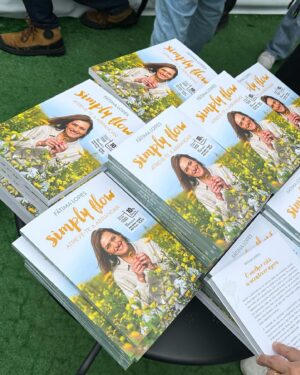 Santiago Lagoá Instagram - O Simply Flow é agora, também um livro.
Nada melhor que abraçar uma amiga e partilhar da sua felicidade.
Um projecto tão valioso que é obrigatório continuar a crescer. Um projeto que ajuda muita gente com o toque único e carinhoso da @fatimalopesoficial
.
#simplyflow