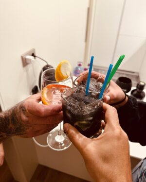 Santiago Lagoá Instagram - Jantarinho básico Nr 001
E sem contar tens a casa cheia de amigos❤️
O @miguelcaldeirahairstylist  rebentou uma saca de gelo no chão armado em Thor ⚡️
O @cantormarcusportugal salvou a noite com música e com mais gelo ( viva as caipirinhas )
O @rui.magalhaes.10 desafinou mas tentou 🤣🙌🏼 @dianasfamiliar lá conseguiu vir ao Porto (milagre) o @smachadooo trouxe pizzas e o @vitorreis_32 não queria calçar as pantufas 👃🩴 (podem ver nas stories)
🙏🏼🙏🏼🙏🏼❤️❤️❤️🤗🤗🤗
.
#jantarinhobasico #jantar #amigos #noitada 
#caipirinha #epoca2023 #maisdestas