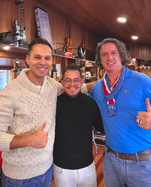 Santiago Lagoá Instagram - Fui com o @saul_ricardo_ 
visitar o estúdio do
@delfim_junior_ymperio_show 🙌🏼
Opá foi uma tarde sempre a rir 😂
Obrigado Delfim por deixares um gajo que não sabe tocar um acorde tirar uma foto com uma das tuas guitarras !!! 🌟🙏🏼
.
#pontedelima #saúl #delfimjunior 
#guitarra #genteboa