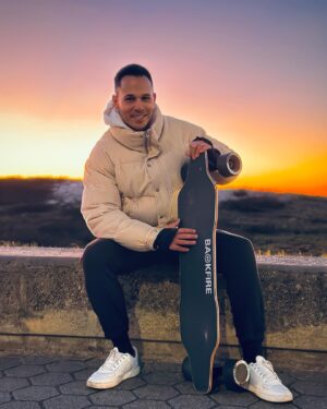 Santiago Lagoá Instagram - Bom domingo ❤️
Bem relaxado e com muita luz 🙌🏼🌞😜
.
#domingo #praia #longboard #backfireboards 
#sunset #gaia