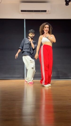 Sanya Malhotra Instagram - The grace of @sanyamalhotra_ 🤌🏾🌸🧿 #shazebsheikhchoreography at @tangerineartsstudio 🧡