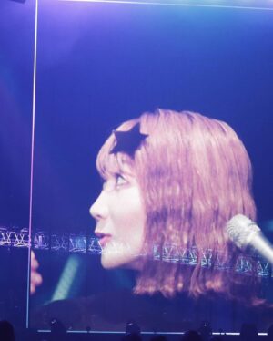 Saori Instagram - ステージにも星が降りました。
頭でキャッチ。

#深海　#sekainoowari #アリーナツアー