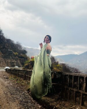 Sapna Choudhary Instagram - Dressing like the desi queen I am 🫅

Wearing 🥻 @ratnavati_collection09 

#sapnachaudhary #desiqueen #instagood #instagram #saree #sareelove #look #trending #naturephotography #naturelovers #positivevibes #thankgodforeverything