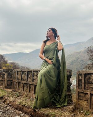 Sapna Choudhary Instagram - Dressing like the desi queen I am 🫅

Wearing 🥻 @ratnavati_collection09 

#sapnachaudhary #desiqueen #instagood #instagram #saree #sareelove #look #trending #naturephotography #naturelovers #positivevibes #thankgodforeverything