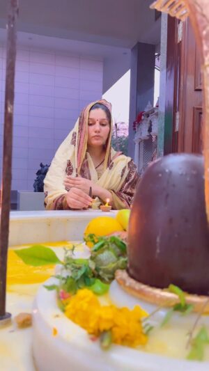Sapna Choudhary Instagram - ॐ में ही आस्था, ॐ में ही विश्वास ॐ में ही शक्ति, ॐ में ही सारा संसार ॐ से ही होती हैं अच्छे दिन की शुरुआत जय शिव शंकर! हैप्पी सावन शिवरात्रि ! 

#happymahashivratri #shivratri #thankgodforeverything #sapnachaudhary #desiqueen #positivevibes #reels #trending #instagood #instagram #trendingreels