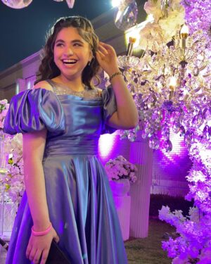 Sara Aws Instagram - شنو  رئيكم بلوك اليوم وشنو  رئيكم بحلقه اليوم ❤️وياكم شموسه 🐸😂. البدله من @almaclothes0