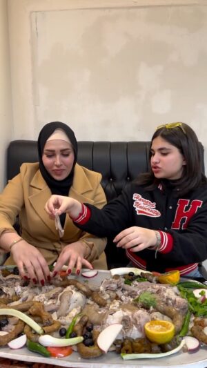 Sara Aws Instagram - حبينا نهدي نفسنا اني @sara.aws.official  كمية كبيرة من كولاجين لبشرة تلمع 😅 مااحجي الكم كمية السعادة بهذا طبق خيالية