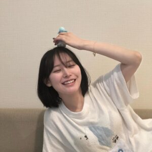 Sara Minami Instagram - 22歳になりました。
誕生日はなんとも言えないぎこちなさを感じますが、今年も健やかに走り抜きたいと思います。

お祝いメッセージありがとうございます！嬉しくて弾んでる🦖