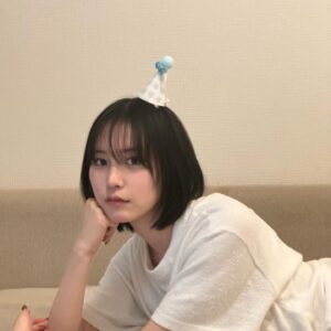 Sara Minami Instagram - 22歳になりました。
誕生日はなんとも言えないぎこちなさを感じますが、今年も健やかに走り抜きたいと思います。

お祝いメッセージありがとうございます！嬉しくて弾んでる🦖