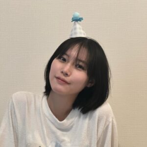 Sara Minami Instagram - 22歳になりました。
誕生日はなんとも言えないぎこちなさを感じますが、今年も健やかに走り抜きたいと思います。

お祝いメッセージありがとうございます！嬉しくて弾んでる🦖