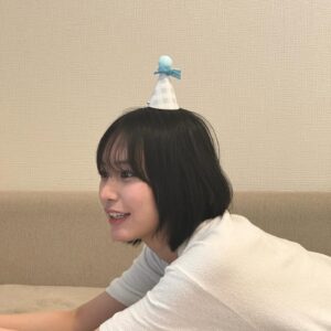 Sara Minami Instagram - 22歳になりました。
誕生日はなんとも言えないぎこちなさを感じますが、今年も健やかに走り抜きたいと思います。

お祝いメッセージありがとうございます！嬉しくて弾んでる🦖