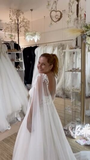 Sara Norte Instagram - Hoje fiz a primeira prova do meu vestido de noiva na @casart_noivas .
Para dizer a verdade ,acho que só hoje ao estar rodeada de vestidos de noiva , é que me caiu a ficha que finalmente vou casar com o Homem que amo há 8 anos.
Na @casart_noivas ao vestir o vestido de noiva que escolhi para casar ,senti que tinha que ser aquele.
Quando via aqueles programas sobre vestidos de noiva por vezes até me ria das reações das noivas,mas hoje percebi o quão quero estar bonita e feliz no dia em que vou celebrar o Amor com a pessoa que espero ver envelhecer a meu lado.

Fui recebida na @casart_noivas pelas queridas @sabrinaburnaz e @mel_burnaz ,que sabem receber como ninguém e já estão há muitos a trabalhar com noivas e noivos.São maravilhosas!
É incrível como cada detalhe é especial para vocês.
Profissionais,simpáticas e vê-se que Amam o que fazem e isso é tão importante.
Estou mesmo feliz por estarem presentes neste dia especial.
Obrigada!❤️
A prova correu muito bem e neste vídeo não está o escolhido ,mas estão muitos modelos que são igualmente bonitos.

Obrigada também à minha @adorotecao e @soraiafilipa por terem estado presentes neste dia especial.❤️

Que tarde de Sonho❤️