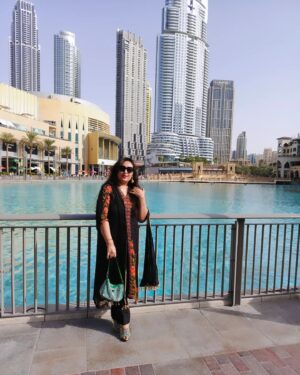 Sara Raza Khan Instagram - Just a few more clicks 🥰although the sun was very harsh ☀️ 
Why can't we girls stop taking pictures 😂

#sararazakhan