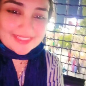 Sara Raza Khan Instagram - A few More Happy moments with Fam ❤  I wish you and your families best of Health and wealth 😇

(Also you can find me somewhere around you in shopping malls with my Dupatta covering my face 😂🙈🥰) 
#saraRazaKhan #shopping #fyp #trending #family #instagood #happytime #bless #music