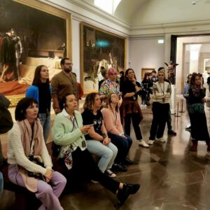 Sara Rubayo Instagram - ¡Ay las visitas guiadas! 🤗🖼👀🏛

Me encanta llevaros a mis museos favoritos y alli haceros reír, sobrecogeros y sorprenderos con las historias que esconden las pinturas. Siempre quiero enseñaros más de lo que vemos, y 4 horas son pocas para verlo todo.

💫 En este post os doy un poco de información sobre las visitas que tanto me reclamais:

- 🗓 solo hago una o dos visitas al mes y generalmente son los sábados para facilitaros la vida, pero me encantaría que fueran entre semana por la mañana para tener el museo más vacio".

-✏️ ahora mismo no tengo fechas abiertas, esta todo cubierto pero pronto sacaré una fecha para marzo. Se reserva en mi web sararubayo.com 

- 🫂 me gustan los grupos pequeños, un máximo de 7 personas, así me aprendo vuestros nombres y puedo conoceros mejor, además de que así el Museo me deja estar tranquila sin hora de salida.

-🕰 voy "sin tiempo", digo que la visita son 2 horas pero tod@s sabemos que no es verdad, solemos salir por puro hambre.

- 🤓 vemos desde las famosas del Bosco, Velázquez, Rubens, Goya y demas... hasta las que pasas por delante porque no sabías que son la pera.

- 👟 recomiendo siempre llevar calzado cómodo, nada de agua ni fotos (estas son claramente robados que aprecio mucho pero que me la juego al compartir😅) porque en esto los museos se ponen tensos, pero somos fuertes y podemos aguantar 💪 

Pues poco más, que voy mucho más de lo que cuento y que pronto habrá un hueco para ti. 

Si ya has venido de visita conmigo te doy la gracias por haber querido venir conmigo y sería genial que comentases qué tal fue tu experiencia 🤗