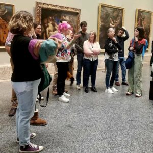 Sara Rubayo Instagram - ¡Ay las visitas guiadas! 🤗🖼👀🏛

Me encanta llevaros a mis museos favoritos y alli haceros reír, sobrecogeros y sorprenderos con las historias que esconden las pinturas. Siempre quiero enseñaros más de lo que vemos, y 4 horas son pocas para verlo todo.

💫 En este post os doy un poco de información sobre las visitas que tanto me reclamais:

- 🗓 solo hago una o dos visitas al mes y generalmente son los sábados para facilitaros la vida, pero me encantaría que fueran entre semana por la mañana para tener el museo más vacio".

-✏️ ahora mismo no tengo fechas abiertas, esta todo cubierto pero pronto sacaré una fecha para marzo. Se reserva en mi web sararubayo.com 

- 🫂 me gustan los grupos pequeños, un máximo de 7 personas, así me aprendo vuestros nombres y puedo conoceros mejor, además de que así el Museo me deja estar tranquila sin hora de salida.

-🕰 voy "sin tiempo", digo que la visita son 2 horas pero tod@s sabemos que no es verdad, solemos salir por puro hambre.

- 🤓 vemos desde las famosas del Bosco, Velázquez, Rubens, Goya y demas... hasta las que pasas por delante porque no sabías que son la pera.

- 👟 recomiendo siempre llevar calzado cómodo, nada de agua ni fotos (estas son claramente robados que aprecio mucho pero que me la juego al compartir😅) porque en esto los museos se ponen tensos, pero somos fuertes y podemos aguantar 💪 

Pues poco más, que voy mucho más de lo que cuento y que pronto habrá un hueco para ti. 

Si ya has venido de visita conmigo te doy la gracias por haber querido venir conmigo y sería genial que comentases qué tal fue tu experiencia 🤗