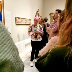 Sara Rubayo Instagram - ¡Ay las visitas guiadas! 🤗🖼👀🏛

Me encanta llevaros a mis museos favoritos y alli haceros reír, sobrecogeros y sorprenderos con las historias que esconden las pinturas. Siempre quiero enseñaros más de lo que vemos, y 4 horas son pocas para verlo todo.

💫 En este post os doy un poco de información sobre las visitas que tanto me reclamais:

- 🗓 solo hago una o dos visitas al mes y generalmente son los sábados para facilitaros la vida, pero me encantaría que fueran entre semana por la mañana para tener el museo más vacio".

-✏️ ahora mismo no tengo fechas abiertas, esta todo cubierto pero pronto sacaré una fecha para marzo. Se reserva en mi web sararubayo.com 

- 🫂 me gustan los grupos pequeños, un máximo de 7 personas, así me aprendo vuestros nombres y puedo conoceros mejor, además de que así el Museo me deja estar tranquila sin hora de salida.

-🕰 voy "sin tiempo", digo que la visita son 2 horas pero tod@s sabemos que no es verdad, solemos salir por puro hambre.

- 🤓 vemos desde las famosas del Bosco, Velázquez, Rubens, Goya y demas... hasta las que pasas por delante porque no sabías que son la pera.

- 👟 recomiendo siempre llevar calzado cómodo, nada de agua ni fotos (estas son claramente robados que aprecio mucho pero que me la juego al compartir😅) porque en esto los museos se ponen tensos, pero somos fuertes y podemos aguantar 💪 

Pues poco más, que voy mucho más de lo que cuento y que pronto habrá un hueco para ti. 

Si ya has venido de visita conmigo te doy la gracias por haber querido venir conmigo y sería genial que comentases qué tal fue tu experiencia 🤗