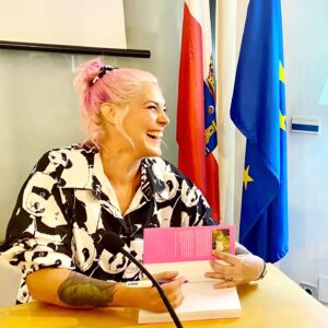 Sara Rubayo Instagram - Ayer, hablando de HdA y pintoras en los Cursos de Verano de la @universidaddecantabria en su sede de Castro Urdiales 🥰 muchísimas gracias por contar conmigo!
💕
Soy un desastre nunca subo las fotos que me hacen en todos los sitios a los que voy, pero lo cierto es que no paro quieta y tampoco es plan  de daros mucho la turra con mis eventos 😅