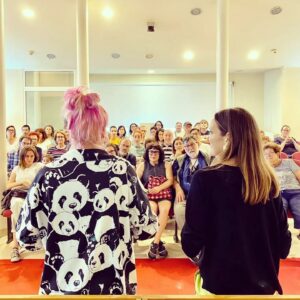 Sara Rubayo Instagram - Ayer, hablando de HdA y pintoras en los Cursos de Verano de la @universidaddecantabria en su sede de Castro Urdiales 🥰 muchísimas gracias por contar conmigo!
💕
Soy un desastre nunca subo las fotos que me hacen en todos los sitios a los que voy, pero lo cierto es que no paro quieta y tampoco es plan  de daros mucho la turra con mis eventos 😅