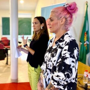 Sara Rubayo Instagram - Ayer, hablando de HdA y pintoras en los Cursos de Verano de la @universidaddecantabria en su sede de Castro Urdiales 🥰 muchísimas gracias por contar conmigo!
💕
Soy un desastre nunca subo las fotos que me hacen en todos los sitios a los que voy, pero lo cierto es que no paro quieta y tampoco es plan  de daros mucho la turra con mis eventos 😅