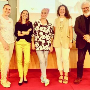 Sara Rubayo Instagram - Ayer, hablando de HdA y pintoras en los Cursos de Verano de la @universidaddecantabria en su sede de Castro Urdiales 🥰 muchísimas gracias por contar conmigo!
💕
Soy un desastre nunca subo las fotos que me hacen en todos los sitios a los que voy, pero lo cierto es que no paro quieta y tampoco es plan  de daros mucho la turra con mis eventos 😅