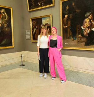 Sara Rubayo Instagram - No tengo palabras para explicar cómo me siento🥹💕
He cumplido otro de esos sueños que ni siquiera te atreves a soñar. Gracias al genial @elintermedio y a mi amado @museoprado  por esta sección tan especial de Mujer tenías que ser.

Contemos la historia como realmente fue y no como nos la han contado💜

Gracias, gracias y más gracias por todo esto 🩷

📸 @marianpayan que me quiere y me cuida, además de captar mi felicidad como nadie 🐔🐱