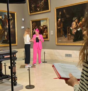 Sara Rubayo Instagram - No tengo palabras para explicar cómo me siento🥹💕
He cumplido otro de esos sueños que ni siquiera te atreves a soñar. Gracias al genial @elintermedio y a mi amado @museoprado  por esta sección tan especial de Mujer tenías que ser.

Contemos la historia como realmente fue y no como nos la han contado💜

Gracias, gracias y más gracias por todo esto 🩷

📸 @marianpayan que me quiere y me cuida, además de captar mi felicidad como nadie 🐔🐱