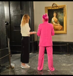 Sara Rubayo Instagram - No tengo palabras para explicar cómo me siento🥹💕
He cumplido otro de esos sueños que ni siquiera te atreves a soñar. Gracias al genial @elintermedio y a mi amado @museoprado  por esta sección tan especial de Mujer tenías que ser.

Contemos la historia como realmente fue y no como nos la han contado💜

Gracias, gracias y más gracias por todo esto 🩷

📸 @marianpayan que me quiere y me cuida, además de captar mi felicidad como nadie 🐔🐱