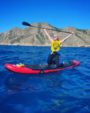 Sara Rubayo Instagram - Adoro el mar por encima de muchas cosas, nadar y bucear me hace feliz, y el año pasado descubrí las tablas de paddle gracias a que mi amiga @maribelrequenabarbellido me presta la suya y ahora es otro nivel porque puedo sacar mucha más basura del agua.
#noplastic
#mareslimpios
🌊
Disfrutad de vuestro tiempo libre haciendo cosas que os llenen mucho, mañana ya volvemos al estudio a Madri a por más Historia del Arte 💖✨️