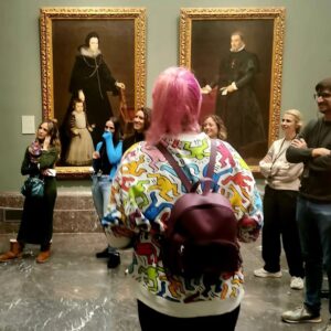 Sara Rubayo Instagram - ¡Ay las visitas guiadas! 🤗🖼👀🏛

Me encanta llevaros a mis museos favoritos y alli haceros reír, sobrecogeros y sorprenderos con las historias que esconden las pinturas. Siempre quiero enseñaros más de lo que vemos, y 4 horas son pocas para verlo todo.

💫 En este post os doy un poco de información sobre las visitas que tanto me reclamais:

- 🗓 solo hago una o dos visitas al mes y generalmente son los sábados para facilitaros la vida, pero me encantaría que fueran entre semana por la mañana para tener el museo más vacio".

-✏️ ahora mismo no tengo fechas abiertas, esta todo cubierto pero pronto sacaré una fecha para marzo. Se reserva en mi web sararubayo.com 

- 🫂 me gustan los grupos pequeños, un máximo de 7 personas, así me aprendo vuestros nombres y puedo conoceros mejor, además de que así el Museo me deja estar tranquila sin hora de salida.

-🕰 voy "sin tiempo", digo que la visita son 2 horas pero tod@s sabemos que no es verdad, solemos salir por puro hambre.

- 🤓 vemos desde las famosas del Bosco, Velázquez, Rubens, Goya y demas... hasta las que pasas por delante porque no sabías que son la pera.

- 👟 recomiendo siempre llevar calzado cómodo, nada de agua ni fotos (estas son claramente robados que aprecio mucho pero que me la juego al compartir😅) porque en esto los museos se ponen tensos, pero somos fuertes y podemos aguantar 💪 

Pues poco más, que voy mucho más de lo que cuento y que pronto habrá un hueco para ti. 

Si ya has venido de visita conmigo te doy la gracias por haber querido venir conmigo y sería genial que comentases qué tal fue tu experiencia 🤗