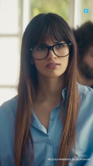 Sara Sálamo Instagram - ¡Ya podemos enseñaros el primer tráiler de #AlOtroBarrio! 💼 Una comedia social de Mar Olid, protagonizada por @quimyo y @sarasalamo.

El debut cinematográfico de la directora de ‘Los Serrano’ y ‘Aída’ (entre otras), con guion de @danimonedero y @franarnal, está producido por @telecincocinema y @zetastudiosprod, con la participación de @mediasetcom, @movistarplus y Mediterráneo Mediaset España Group.

🎬 5 de diciembre solo en cines.