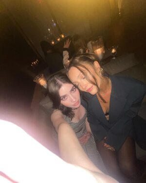 Sara Thompson Instagram - Brought slê to @newyorkcomiccon watch @oneofusislyingpeacock October 20 on @peacocktv 🤍
