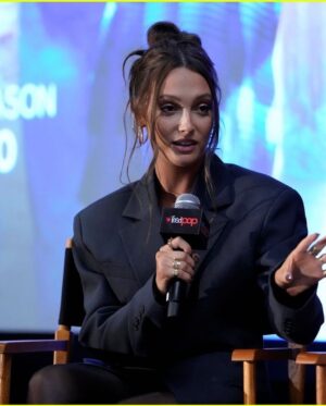 Sara Thompson Instagram - Brought slê to @newyorkcomiccon watch @oneofusislyingpeacock October 20 on @peacocktv 🤍