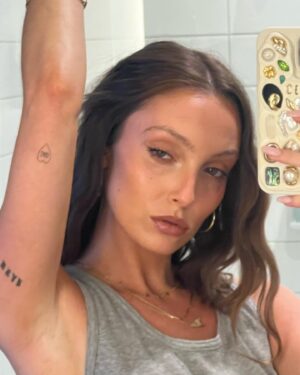 Sara Thompson Instagram - Everyones pits look weird in the summer time. Kinda look evil but Im actually quite sweet. 🍓