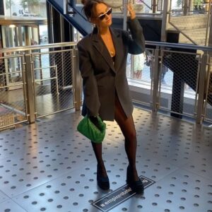 Sara Thompson Instagram - Brought slê to @newyorkcomiccon watch @oneofusislyingpeacock October 20 on @peacocktv 🤍