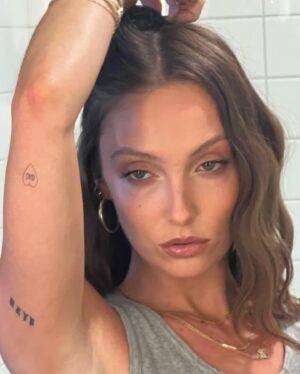 Sara Thompson Instagram - Everyones pits look weird in the summer time. Kinda look evil but Im actually quite sweet. 🍓