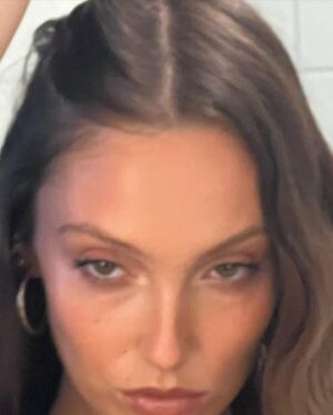 Sara Thompson Instagram - Everyones pits look weird in the summer time. Kinda look evil but Im actually quite sweet. 🍓