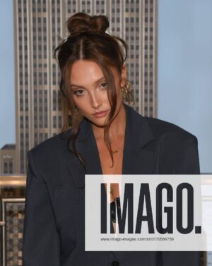 Sara Thompson Instagram - Brought slê to @newyorkcomiccon watch @oneofusislyingpeacock October 20 on @peacocktv 🤍