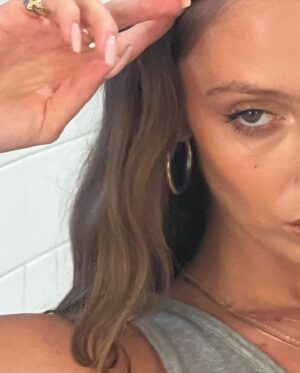Sara Thompson Instagram - Everyones pits look weird in the summer time. Kinda look evil but Im actually quite sweet. 🍓