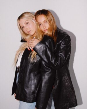 Sara Thompson Instagram - Happy birthday to the woman who taught me how to woman. I am forever obsessed with you and everything you do and say. I love you more than I have the words to describe. I wish everyone could feel what it’s like to have a big sister like you. 🖤 till the end of time Mands 🤍🤍