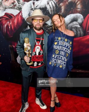 Sara Thompson Instagram - I’ve got weekend plans for you. Go see @violentnight in theatres FRIDAY💚❤️ #krampusstolemyheart #happyhannukahyafilthyschmuck