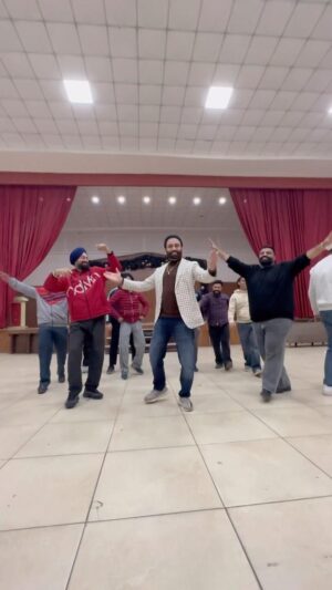 Sarabjit Cheema Instagram - Edhan Painda Bhangra 💪🏼 @rajanaujla @davbhangra_jalandhar 

#reels #reelsinsta #bhangra #davcollege #punjabi #edhanpaindabhangra #sarbjitcheema #punjab #india #trending