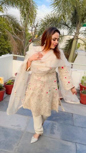 Sarabjit Cheema Instagram - “Bhangre Da King” Out Now on YouTube Go & Listen Now ❤️ 

@gurlejakhtarmusic @sarbjitcheemaofficial @amanhayer1
@rangproductions

Dress Design By @akritibyritika 

#GurlezAkhtar #GurlejAkhtar #SarbjitCheema #BhangreDaKing #ReelsIndia #punjabreels #punjabireel #punjabireels #reelkarofeelkaro #sadireelsadifeel #saadireelsaadifeel