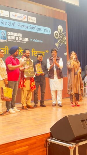 Sarabjit Cheema Instagram - Punjab Zindabad, Punjabi Cinema Zindabad 🙏🏼 

#reels #reelsindia #punjabi #punjab #bhangra #sarbjitcheema #fyp