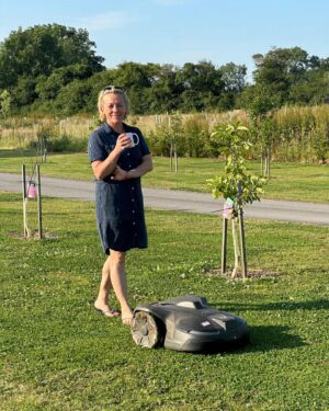 Sarah Beeny Instagram - 💫WIN a Husqvarna Automower® 450X NERA💫 I’ve teamed up with Husqvarna; the inventors of robotic lawn mowing, to give you the chance to win your very own Automower®

Simply:
✅ Like this post
✅ Follow @sarah.beeny and @HusqvarnaUK 
✅ Share to your story
✅ Tag a friend
 
For your chance to enjoy stress-free gardening this Summer!
 
Each tag is worth one entry - enter as many times as you like.

Closing date for this competition is Friday 30th August, winner to be selected at random.
⁣
#HusqvarnaUK #Competition ​#GetItRight